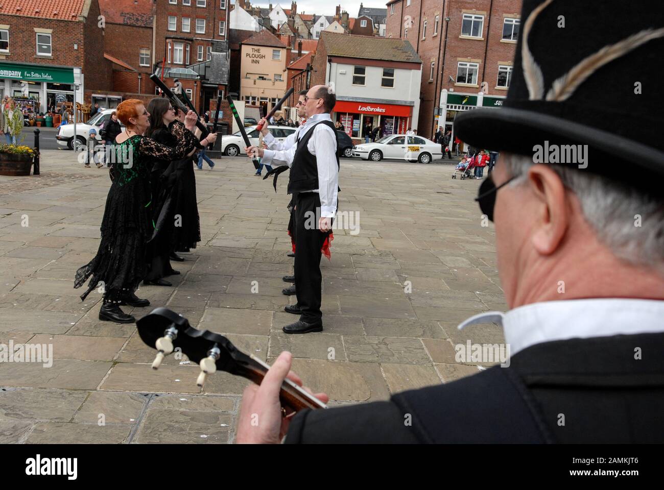 Morris danzava a Whitby, nel North Yorkshire, in Gran Bretagna, i ballerini Jet Set Border Morris che prendono il nome dalla famosa gemma Whitby Jet Black, indossati su una Foto Stock