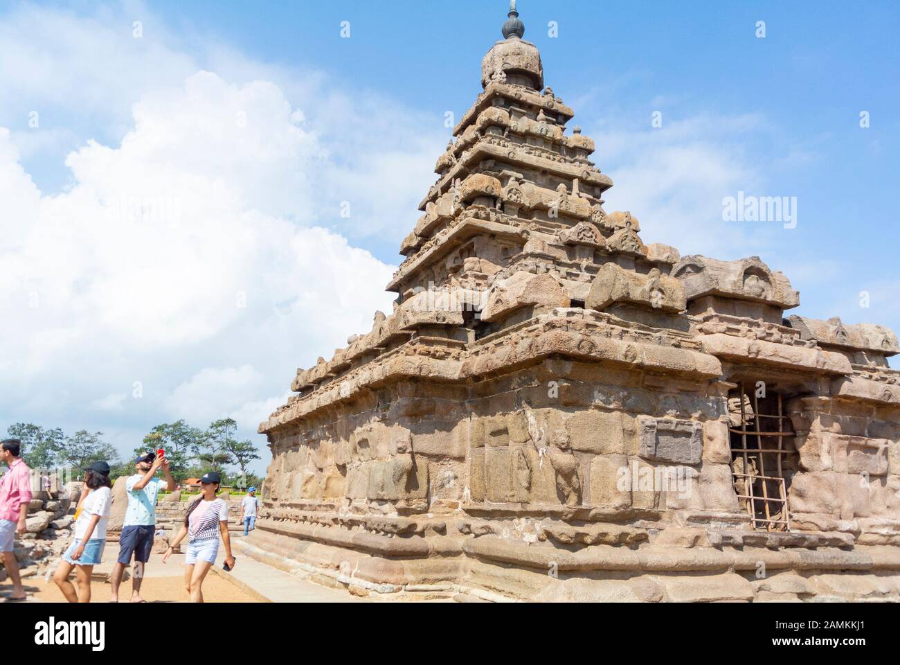 Mahabalipuram , tamil nadu/ india-2020 gennaio 20th:turisti indiani che visitano il tempio della costa risalente al 8th secolo d.C. Foto Stock