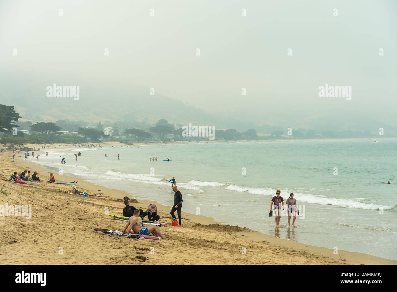 Apollo Bay, Victoria, Australia - Jan 14, 2020: città spiaggia coperta in fumo da bushfires Foto Stock
