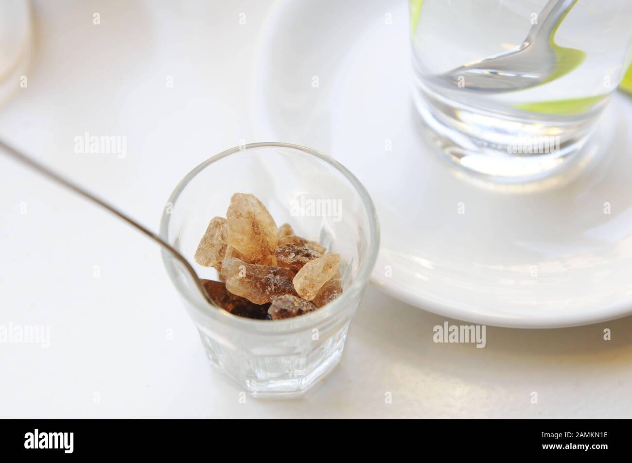 Un bicchiere di tè e caramelle di roccia marrone sul tavolo nel negozio  'reiviertelzwölf' nella Schulstraße di Monaco di Baviera [traduzione  automatizzata] Foto stock - Alamy