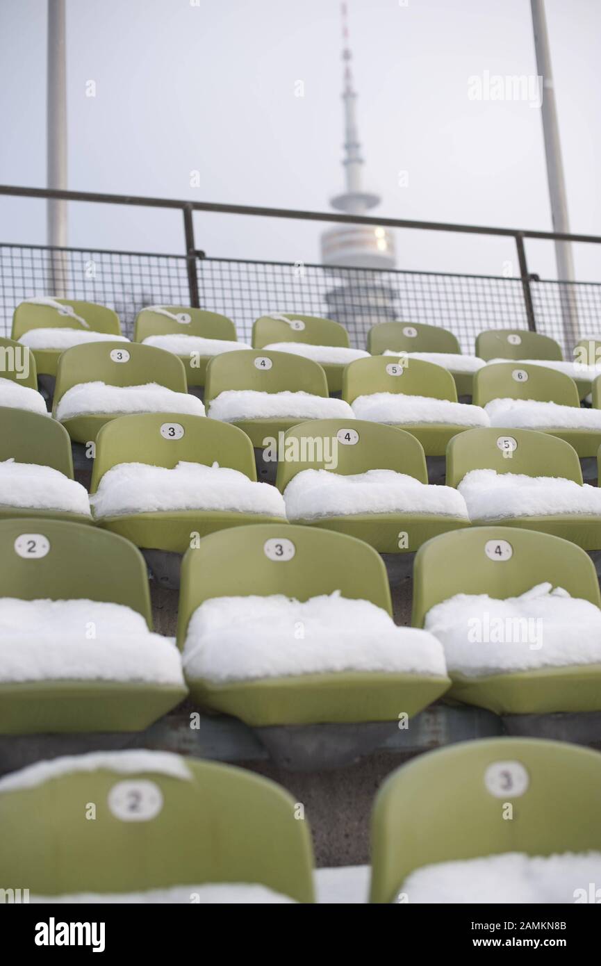 Posti a sedere innevati nello Stadio Olimpico di Monaco, sullo sfondo della Torre Olimpica. [traduzione automatizzata] Foto Stock