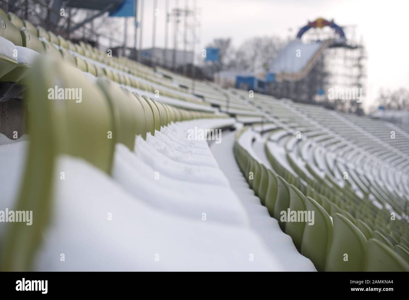 Posti a sedere innevati nello Stadio Olimpico di Monaco, sullo sfondo la pista di pattinaggio per la Red Bull Si Schiantò contro il Concorso di ghiaccio. [traduzione automatizzata] Foto Stock