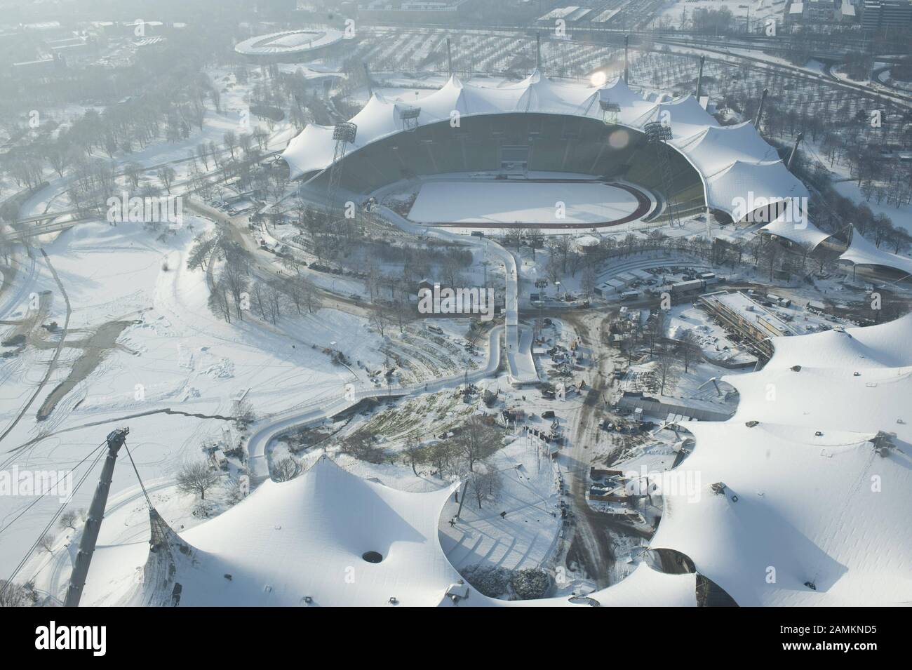 La costruzione della pista di pattinaggio per la Red Bull Ha Schiantato il Concorso di ghiaccio nel Parco Olimpico di Monaco. La foto è stata scattata dalla Torre olimpica. [traduzione automatizzata] Foto Stock
