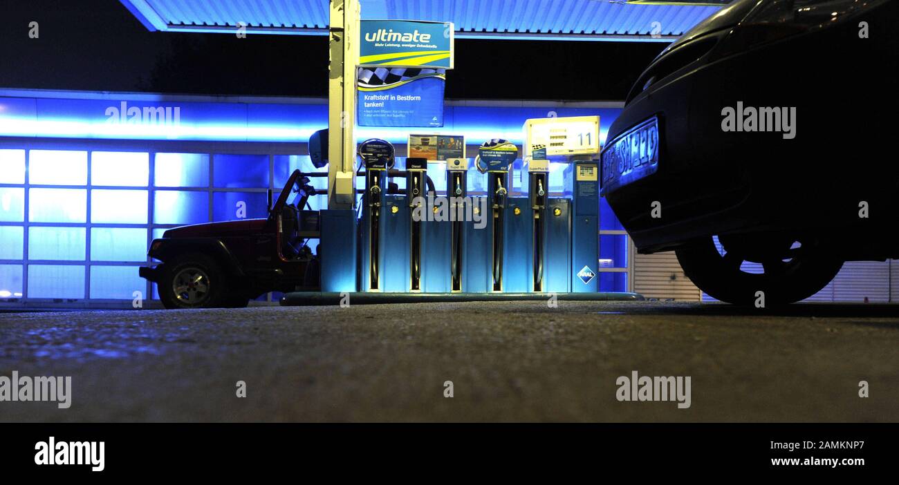 Stazione di benzina Aral sulla B 304 di Vaterstetten illuminata di notte. [traduzione automatizzata] Foto Stock