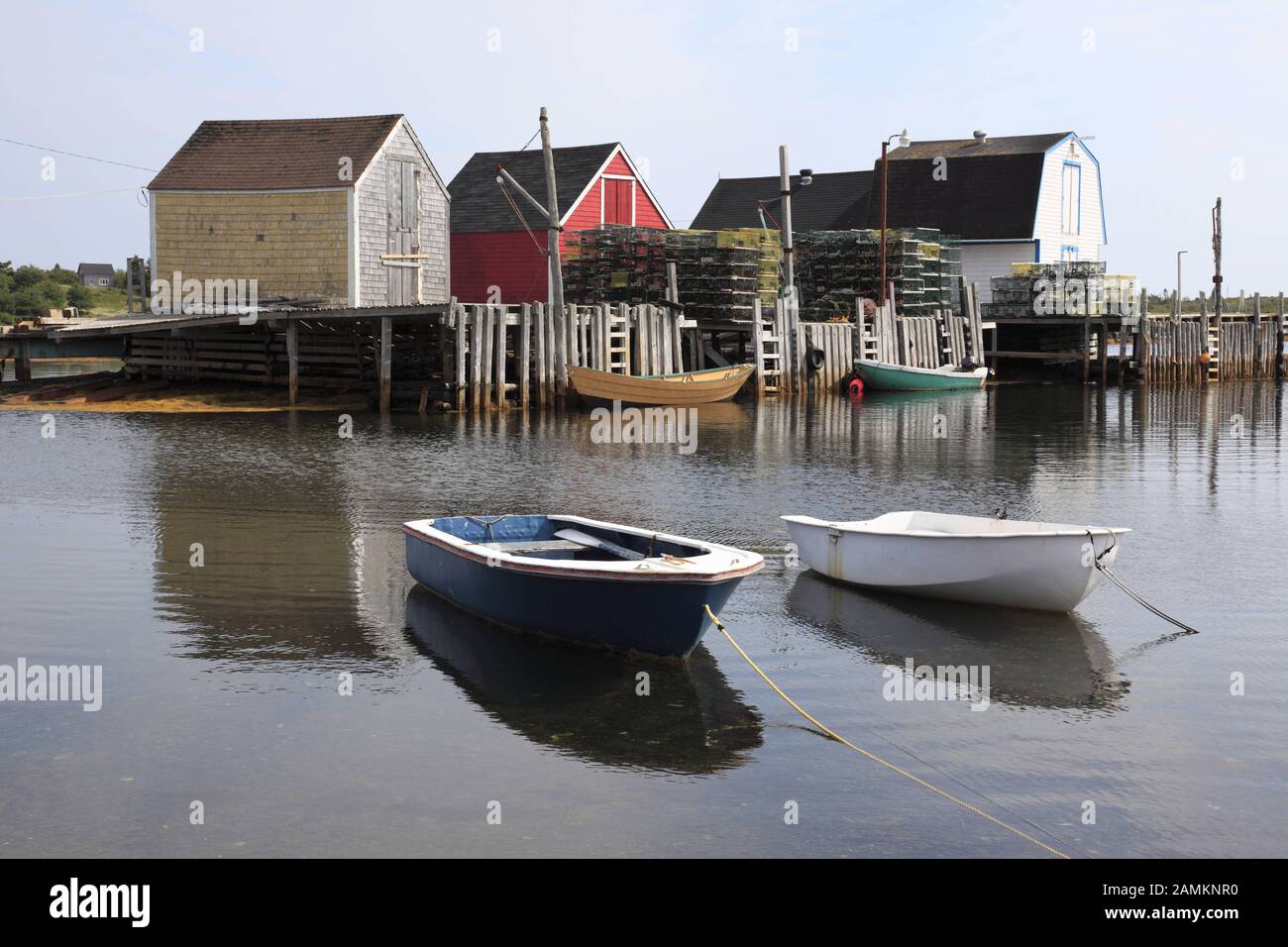 Fisherman's cottage con barche nella famosa Place Blue Rocks vicino a Lunenburg, Mahone Bay, Nova Scotia, Atlantic Canada, Nord America. [traduzione automatizzata] Foto Stock