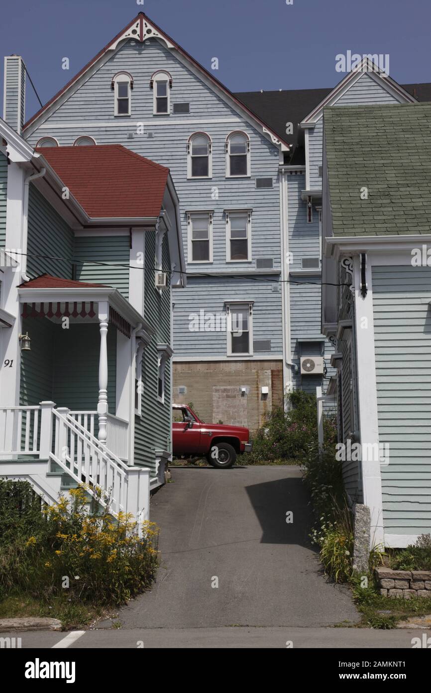 Lunenburg , una piccola città portuale nella contea di Lunenburg, a 90 km da Halifax, la capitale della Nuova Scozia. Lunenburg è il più antico insediamento tedesco del Canada, con una lunga tradizione di pesca e cantieristica navale. Il centro di Lunenburg, con le sue colorate case idilliache e le ville del vecchio capitano, è stato dichiarato patrimonio dell'umanità dall'UNESCO dal 1995. [traduzione automatizzata] Foto Stock