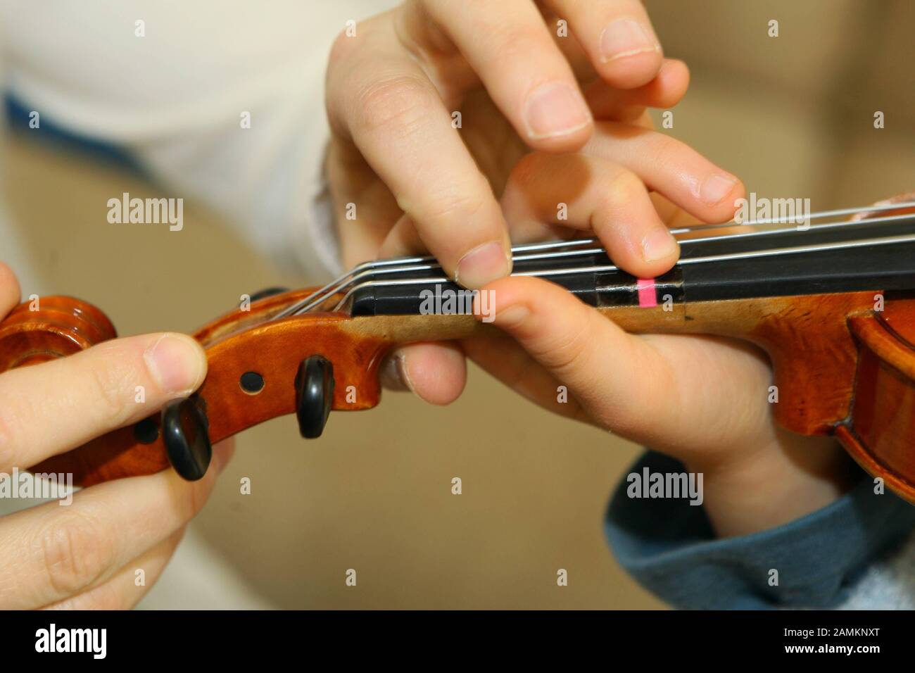 La mano dei bambini sul violino al giorno aperto della scuola di musica Geretsried. [traduzione automatizzata] Foto Stock