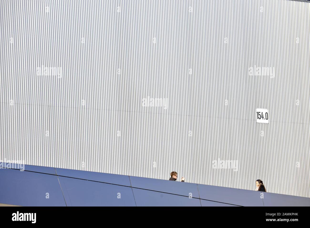 Primavera a Monaco: Una coppia scatta delle foto l'una dell'altra sul ponte della BMW-World. [traduzione automatizzata] Foto Stock