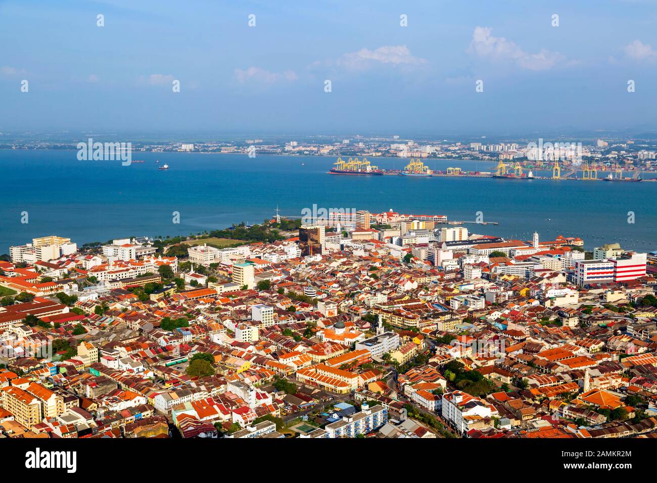 Veduta aerea della citta' di Georgetown dalla cima della Torre Kuntar in Georgetown, Isola di Penang, Malesia guardando verso Butterworth e il Stra Foto Stock