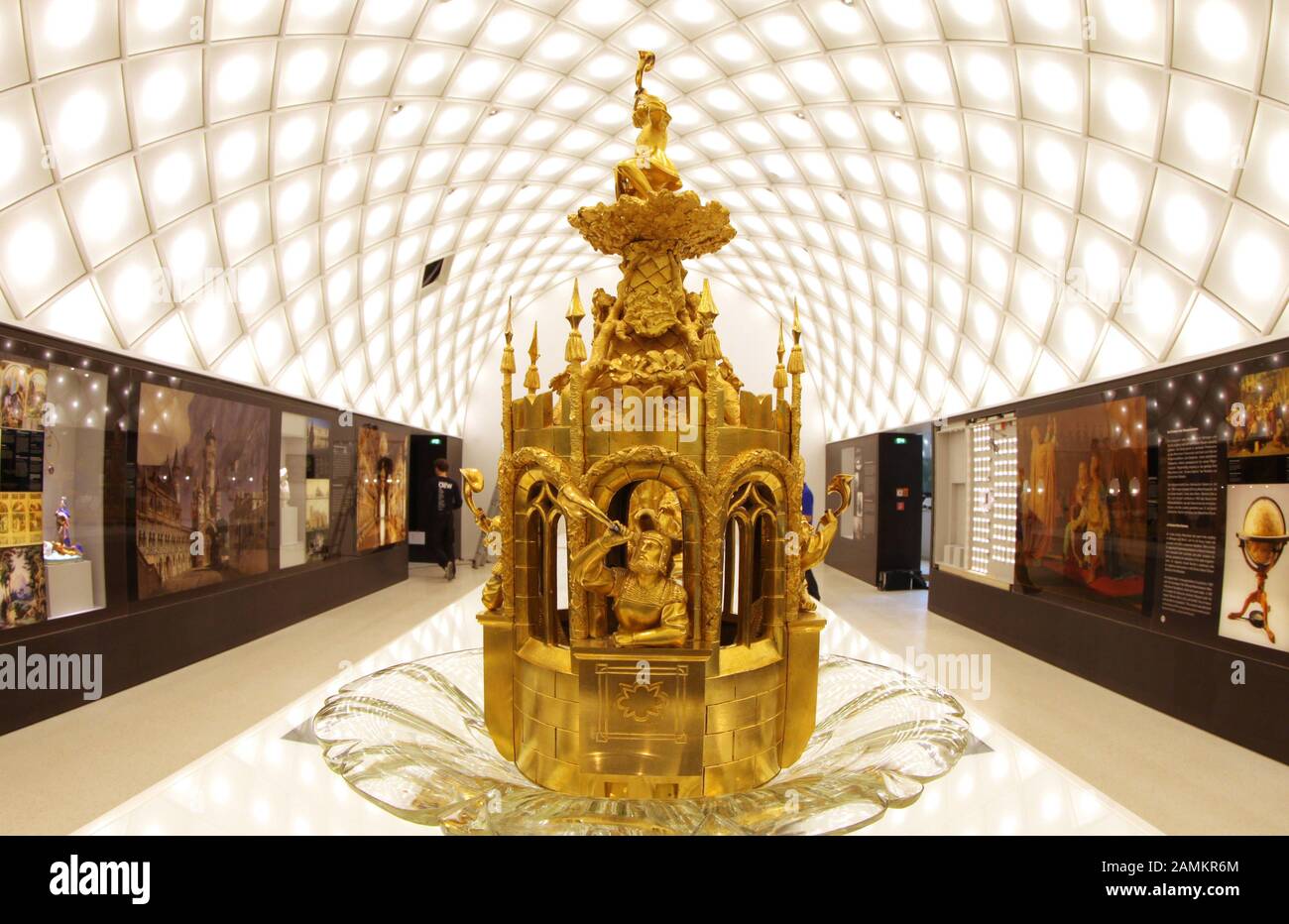 Vista interna del Museo dei Re Bavaresi di Hohenschwangau, inaugurato di recente. La foto mostra il pezzo centrale dorato nella Sala dei Re. [traduzione automatizzata] Foto Stock