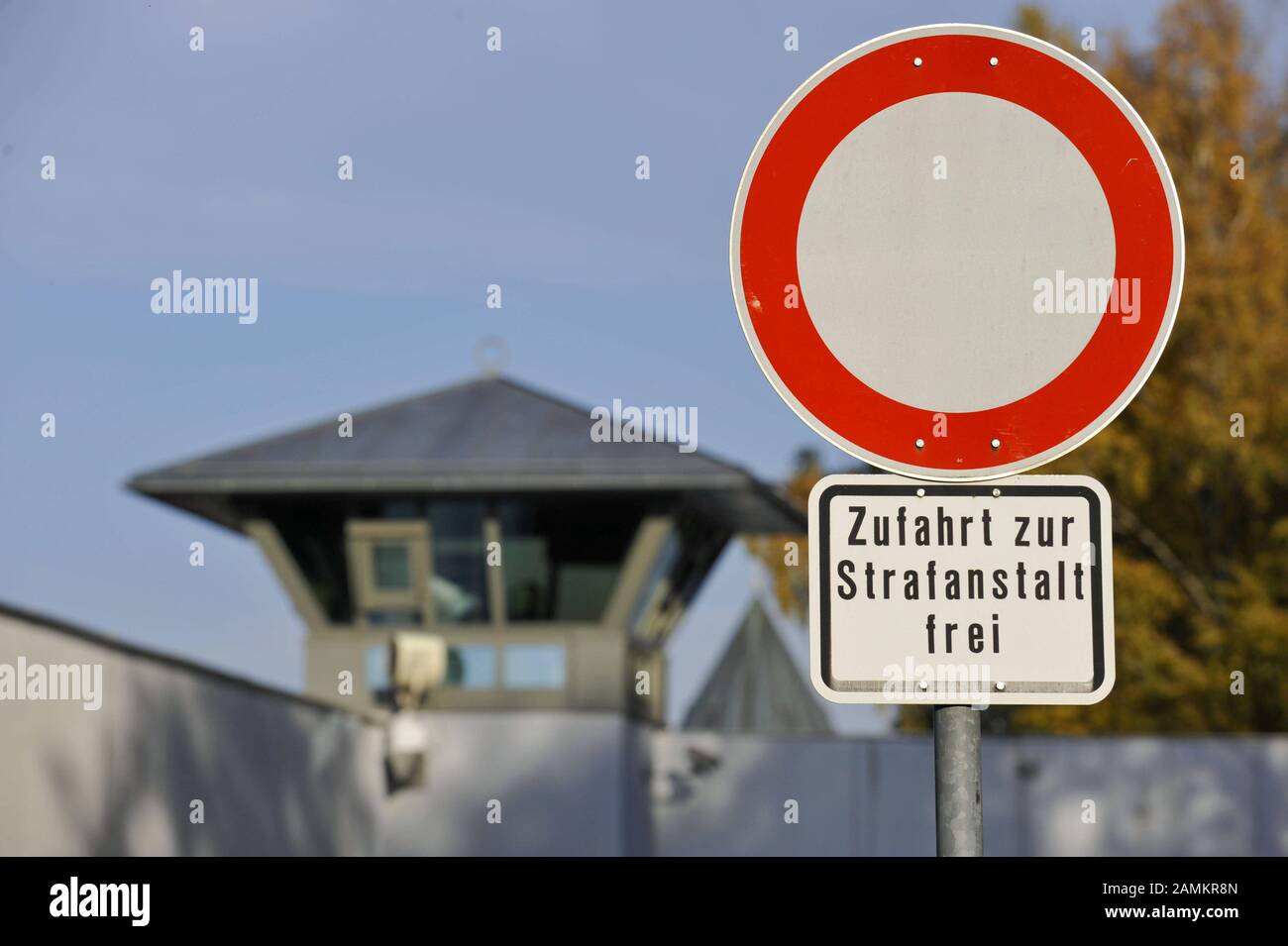 Segno 'Nessun passaggio. Accesso alla prigione 'gratuito' di fronte al muro della prigione con torre di osservazione del JVA a Monaco Stadelheim. [traduzione automatizzata] Foto Stock