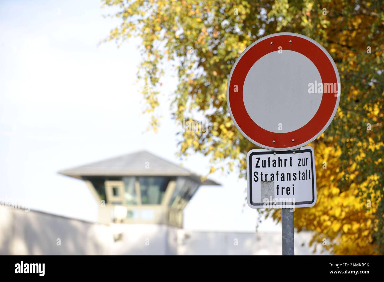 Segno 'Nessun passaggio. Accesso alla prigione 'gratuito' di fronte al muro della prigione con torre di osservazione del JVA a Monaco Stadelheim. [traduzione automatizzata] Foto Stock
