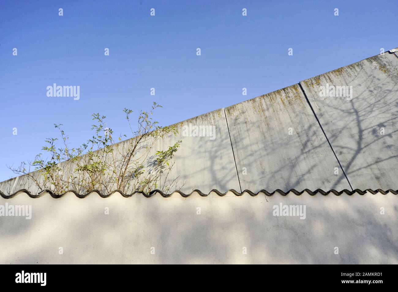 Piccolo muro di fronte alle mura della prigione del JVA a Monaco di Baviera Stadelheim. [traduzione automatizzata] Foto Stock