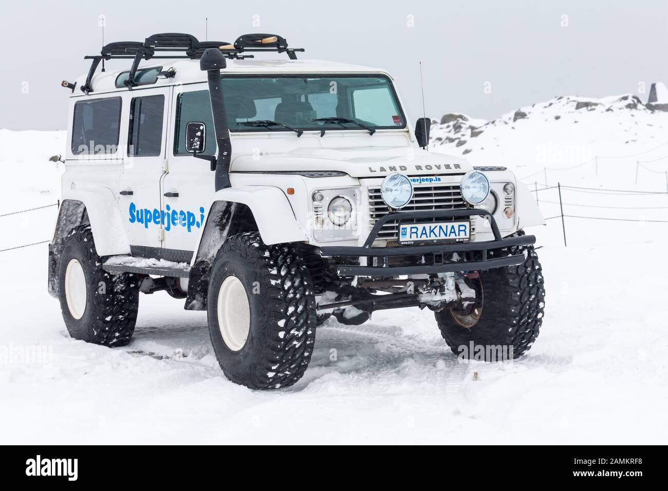 Superjeep Land Rover parcheggiato nella neve in Islanda in gennaio - super jeep Foto Stock