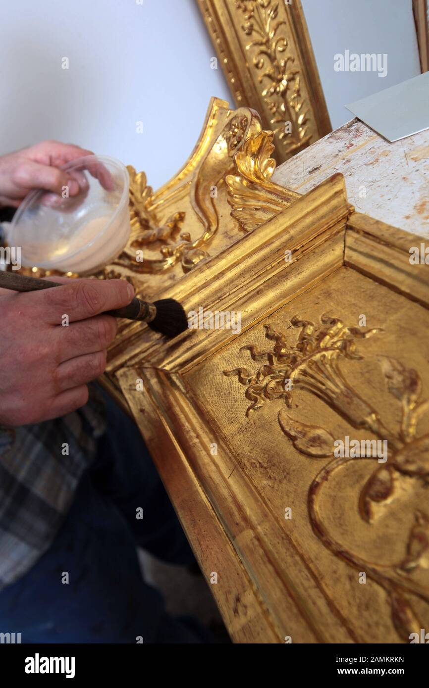 Una nuova cornice per la Madonna Sistina di Raffaello è stata creata nella  fabbrica di cornici di Monaco di Baviera del cineforo Werner Murrer. Nella  foto la cornice è dorata. [traduzione automatizzata]