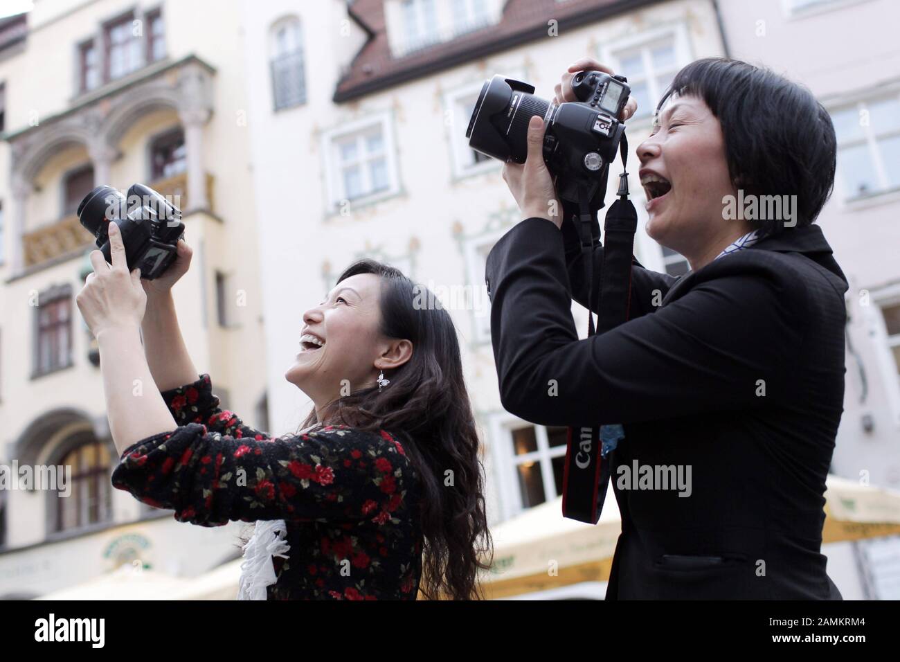 I turisti cinesi scattano foto al Platzl nel centro di Monaco. [traduzione automatizzata] Foto Stock