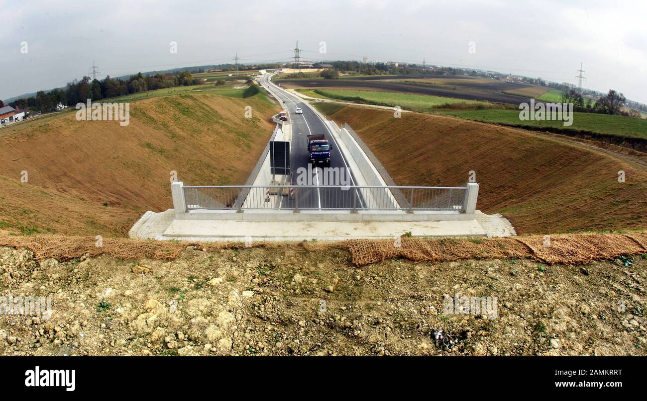 Puchheim EAST: Il nuovo bypass B2 poco prima dell'apertura, la foto mostra la vista verso est. [traduzione automatizzata] Foto Stock