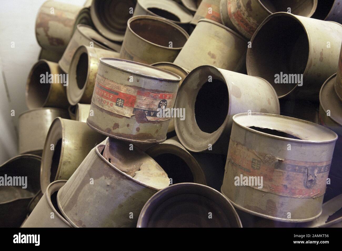 Lattine con gas veleno Zyklon B nel museo del memoriale nel campo di concentramento ex Auschwitz 1. [traduzione automatizzata] Foto Stock