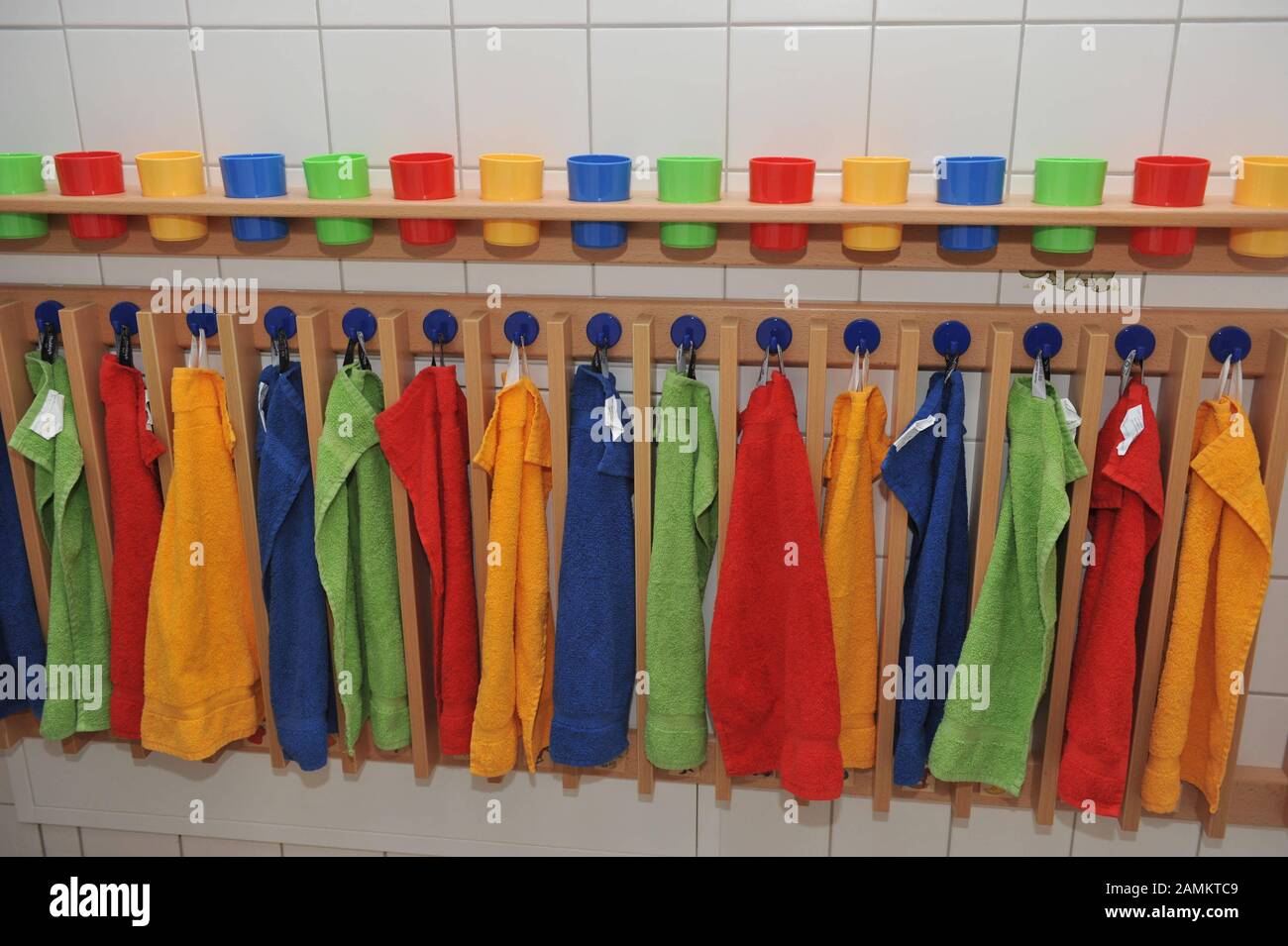 Asciugamani e tazze per spazzolino da denti nel bagno della comunità asilo  con asilo nido a Josef-von-Hirsch-Straße in Planegg. [traduzione  automatizzata] Foto stock - Alamy