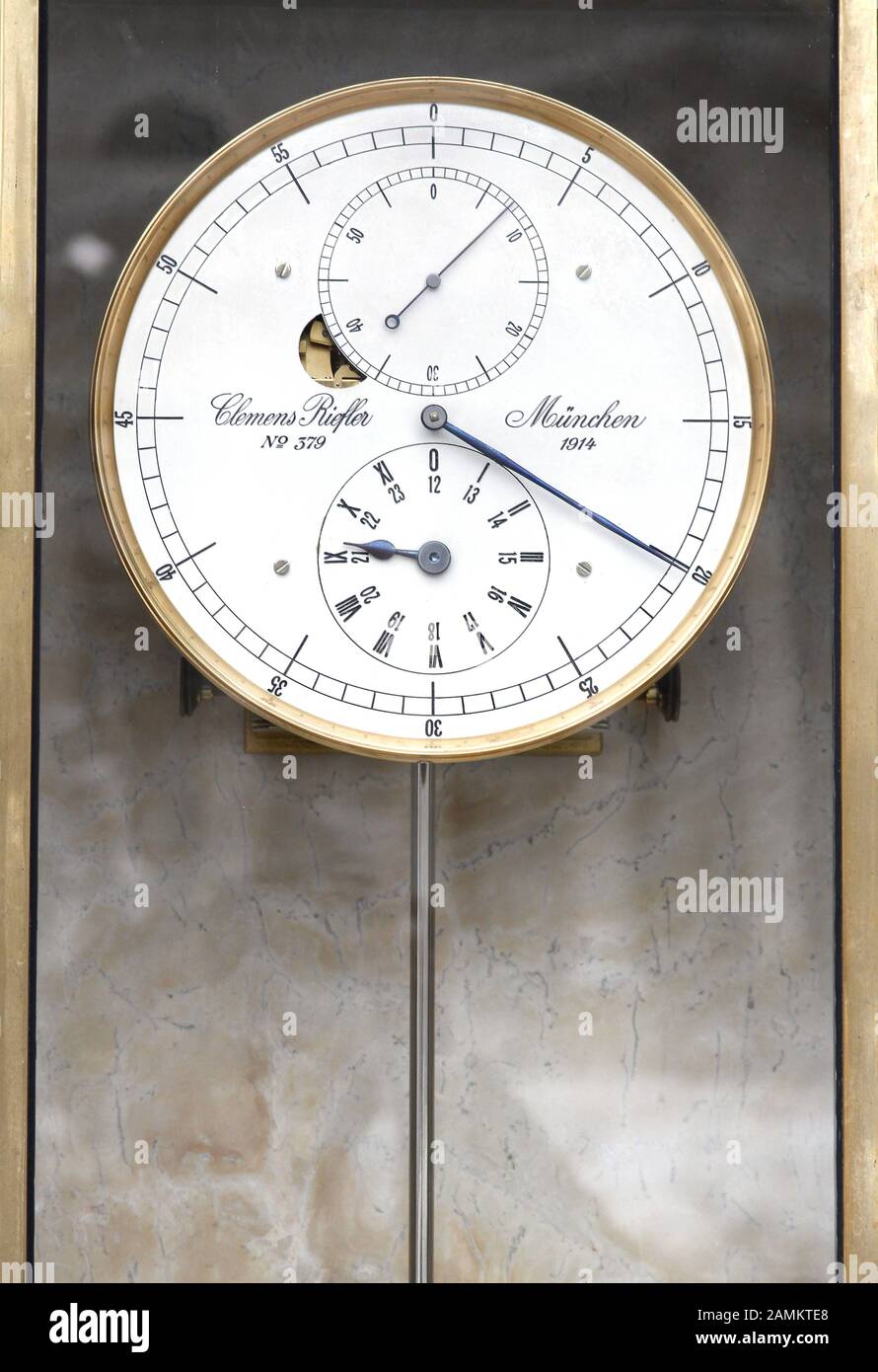 Orologio a pendolo di precisione immagini e fotografie stock ad alta  risoluzione - Alamy