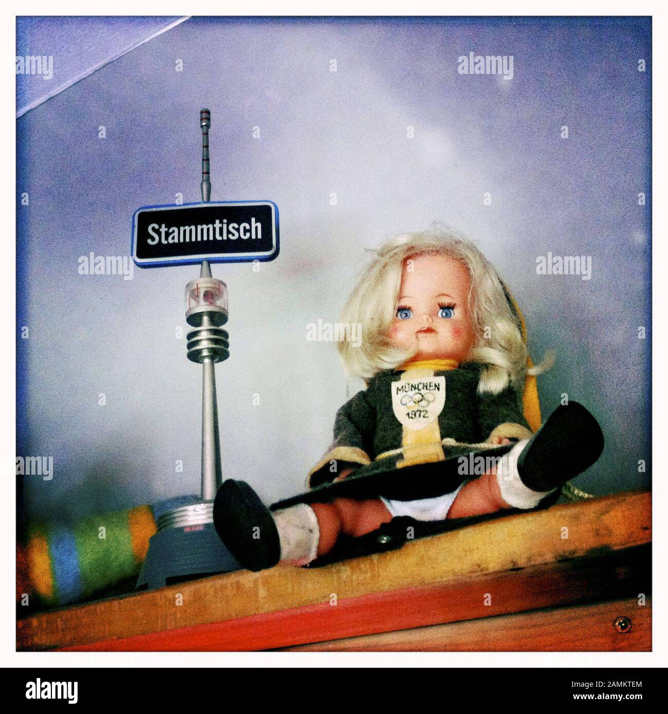 Nei due bar 'ünchen 72' (uno nella Kohlstrasse, uno nel parco olimpico) il tempo dei Giochi Olimpici di Monaco del 1972 è riportato alla vita. La foto mostra una bambola di Münchner-Kindl con l'iscrizione 'ünchen 1972' e una miniatura della Torre Olimpica con l'iscrizione 'Stammtisch'. [traduzione automatizzata] Foto Stock