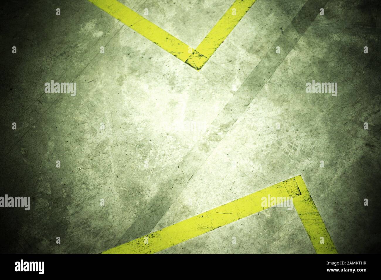 Pavimento con strisce gialle nel centro logistico Amazon. [traduzione automatizzata] Foto Stock