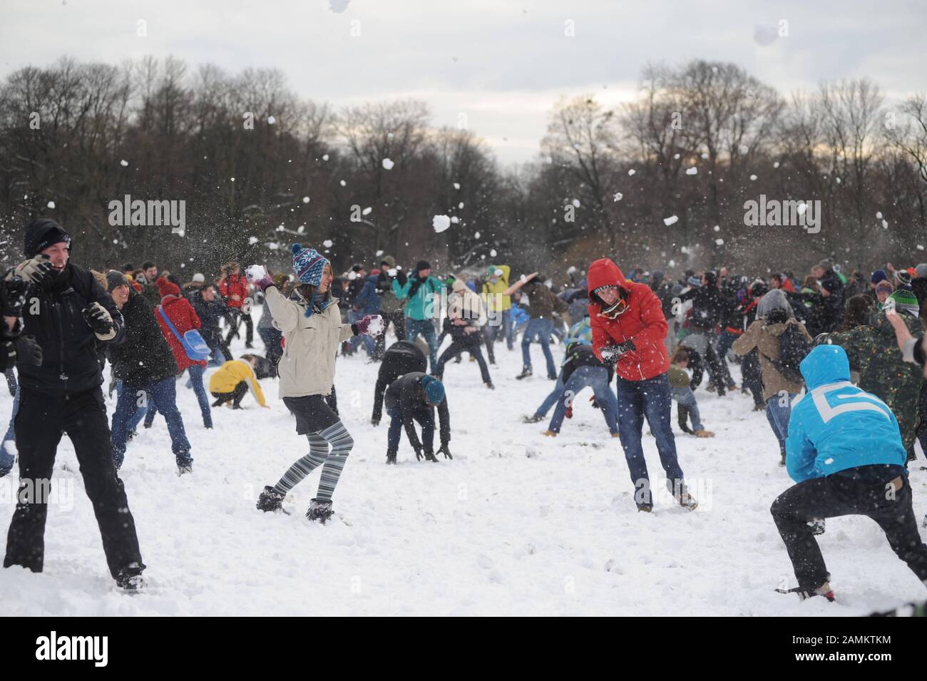 Gli studenti Flashmob del Ludwig-Maximilians-Universität (LMU) e della Technische Universität (tu) Monaco misurano la loro forza in una lotta con la palla di neve nel Giardino Inglese. Successivamente, alcuni studenti si sono trasferiti nel municipio di Monaco per firmare la petizione per un referendum contro le tasse scolastiche in Baviera. [traduzione automatizzata] Foto Stock