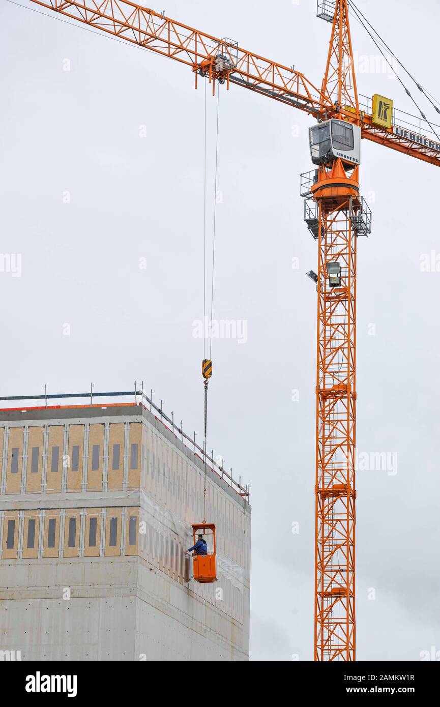 Lavori di costruzione del nuovo centro di documentazione NS sulla Brienner Strasse. Un operaio edile lavora da una cabina fissata al verricello di una gru. [traduzione automatizzata] Foto Stock