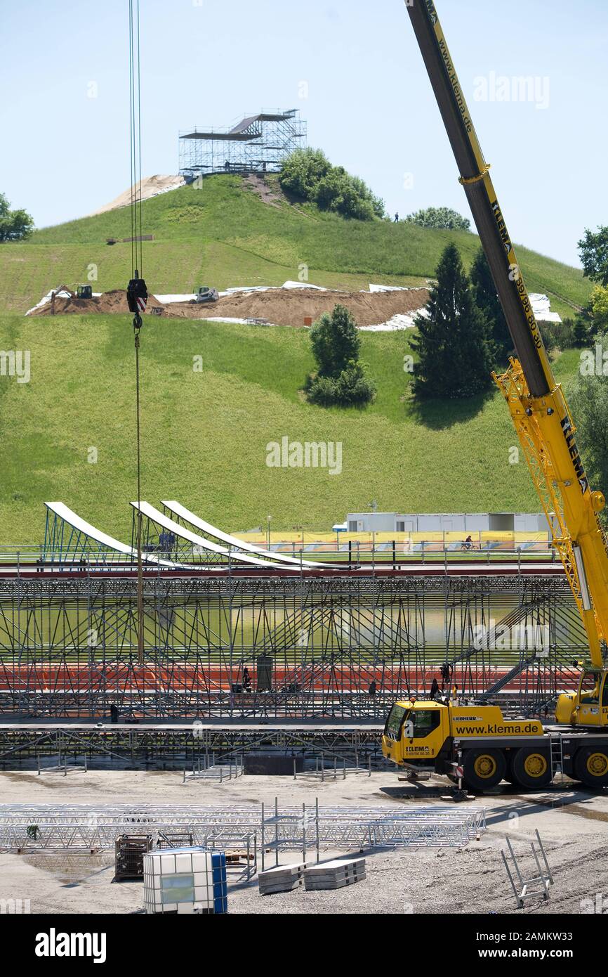 Preparativi per i Giochi X nel Parco Olimpico. L'attrezzatura pesante è usata per costruire le varie attrezzature per i giochi. [traduzione automatizzata] Foto Stock