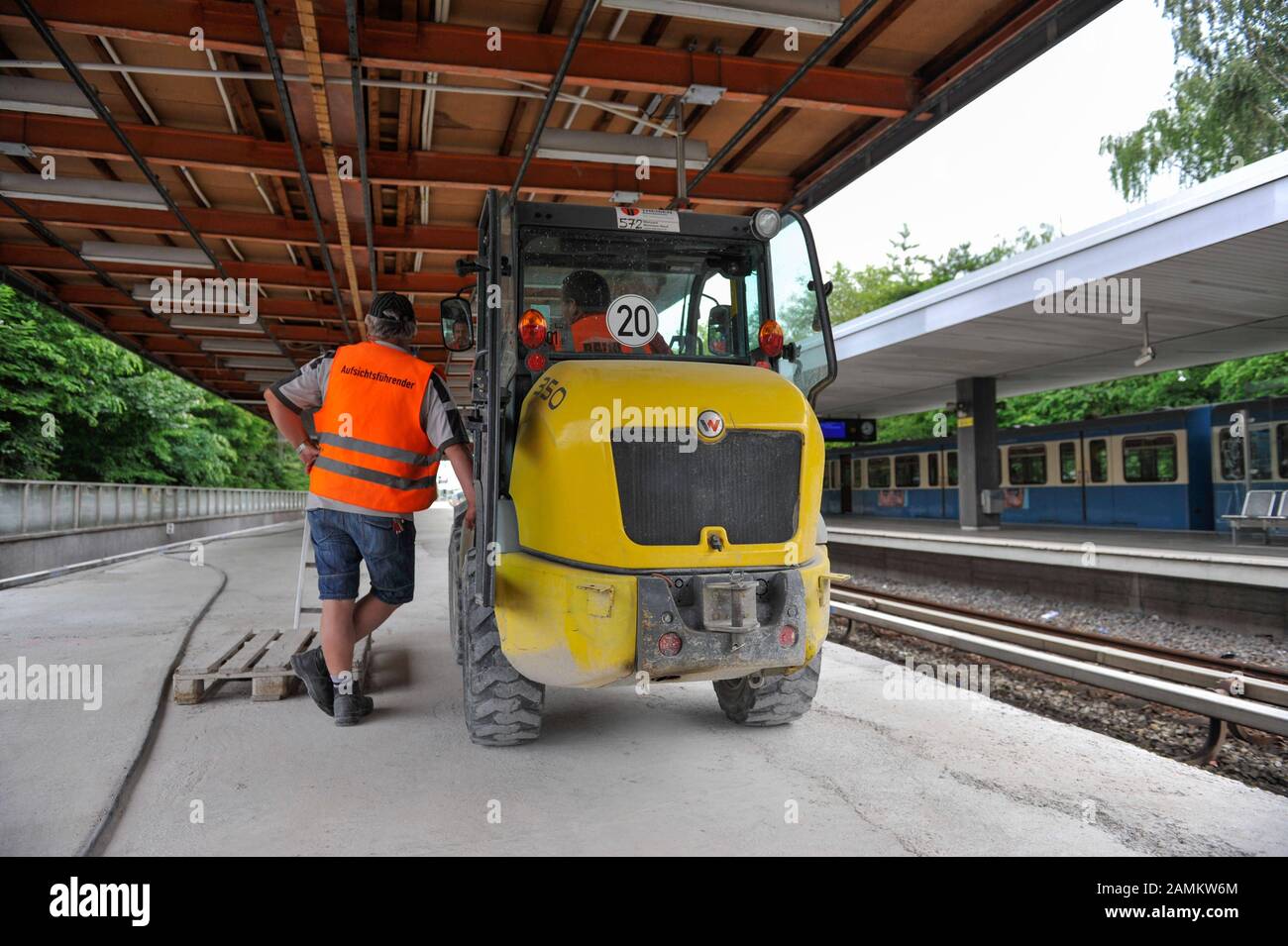 I lavoratori durante i lavori di ristrutturazione della stazione della metropolitana Kieferngarten e della linea U6. [traduzione automatizzata] Foto Stock