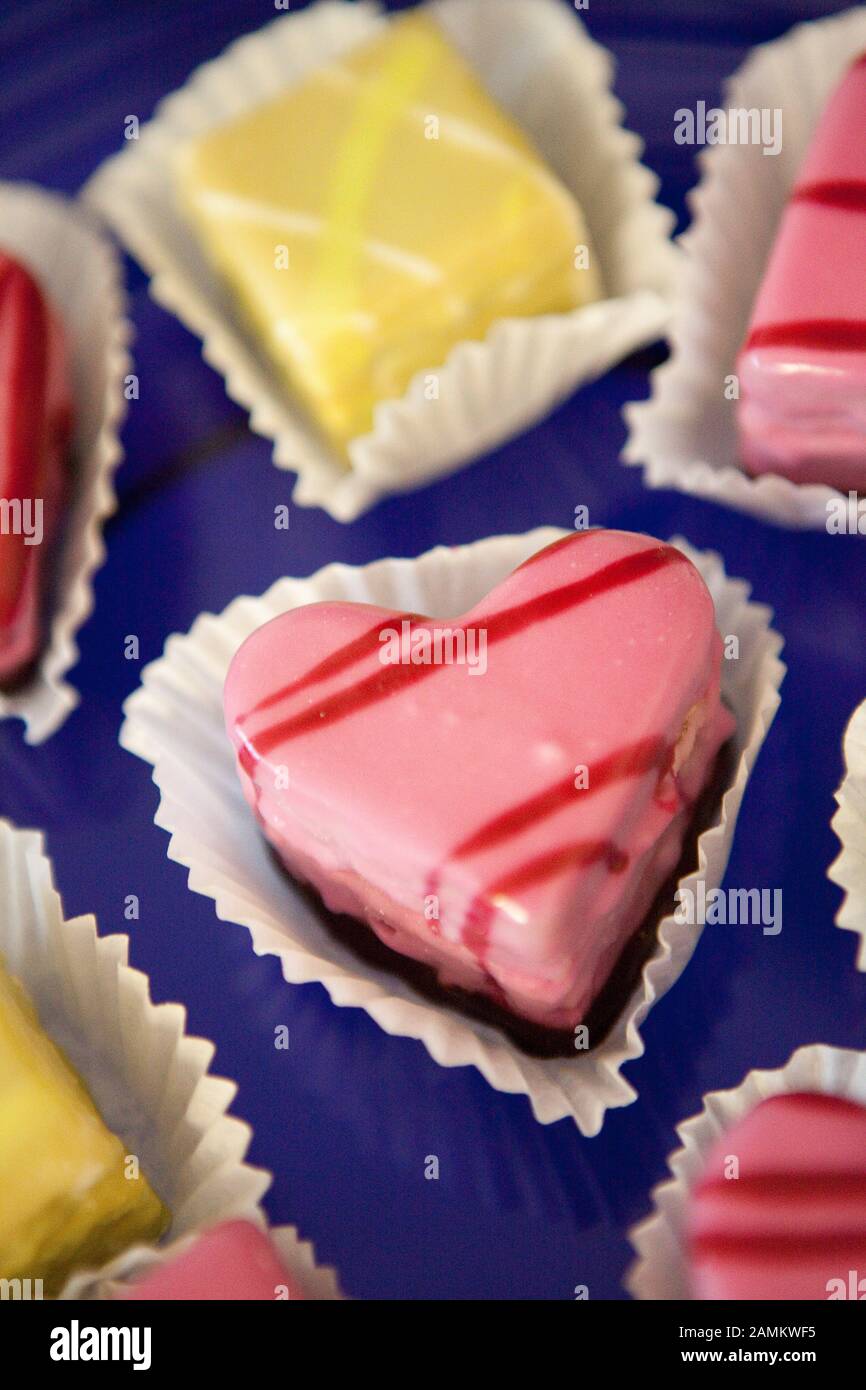 Piccole torte a forma di cuore per celebrare il ritorno di Christian Ude al suo ufficio dopo il suo tour elettorale. [traduzione automatizzata] Foto Stock