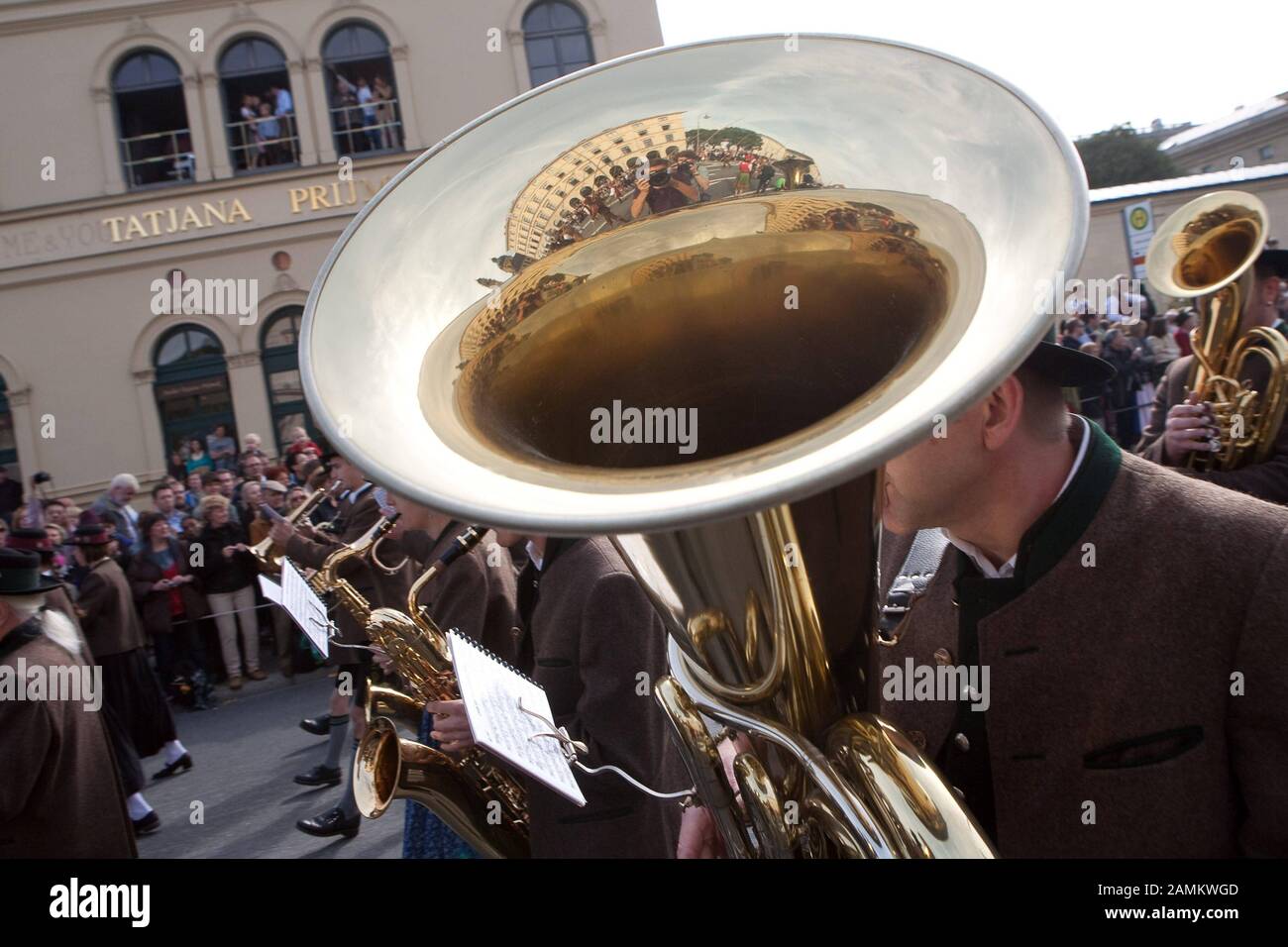 Giocatore Tuba in costume tradizionale e processione di tiro all'inizio dell'Oktoberfest 2013 di Monaco. [traduzione automatizzata] Foto Stock