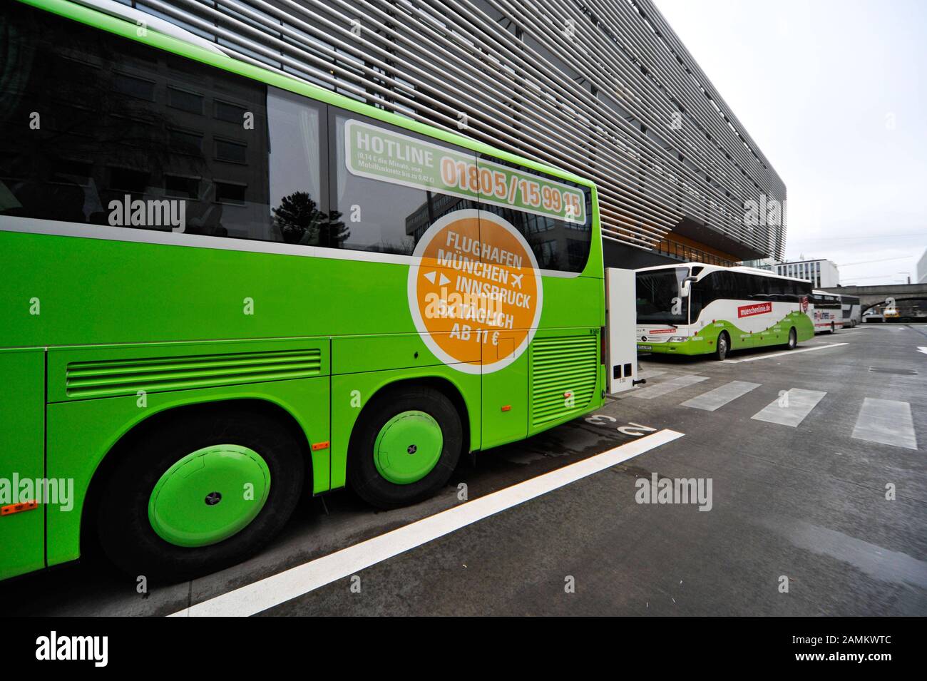 Autobus della linea Monaco-Innsbruck nella stazione centrale degli autobus di Monaco (ZOB) a Haccurbrücke. [traduzione automatizzata] Foto Stock