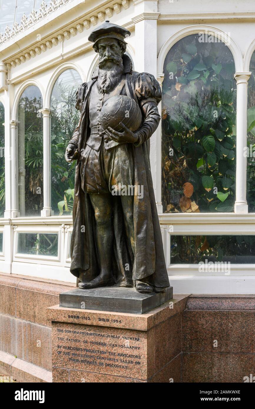 Statua di Gerardus Mercator opera dello scultore francese Léon-Joseph Chavalliaud, posizionato in corrispondenza di uno degli spigoli di Sefton Park La Casa delle Palme, Liverpool, Regno Unito. Foto Stock