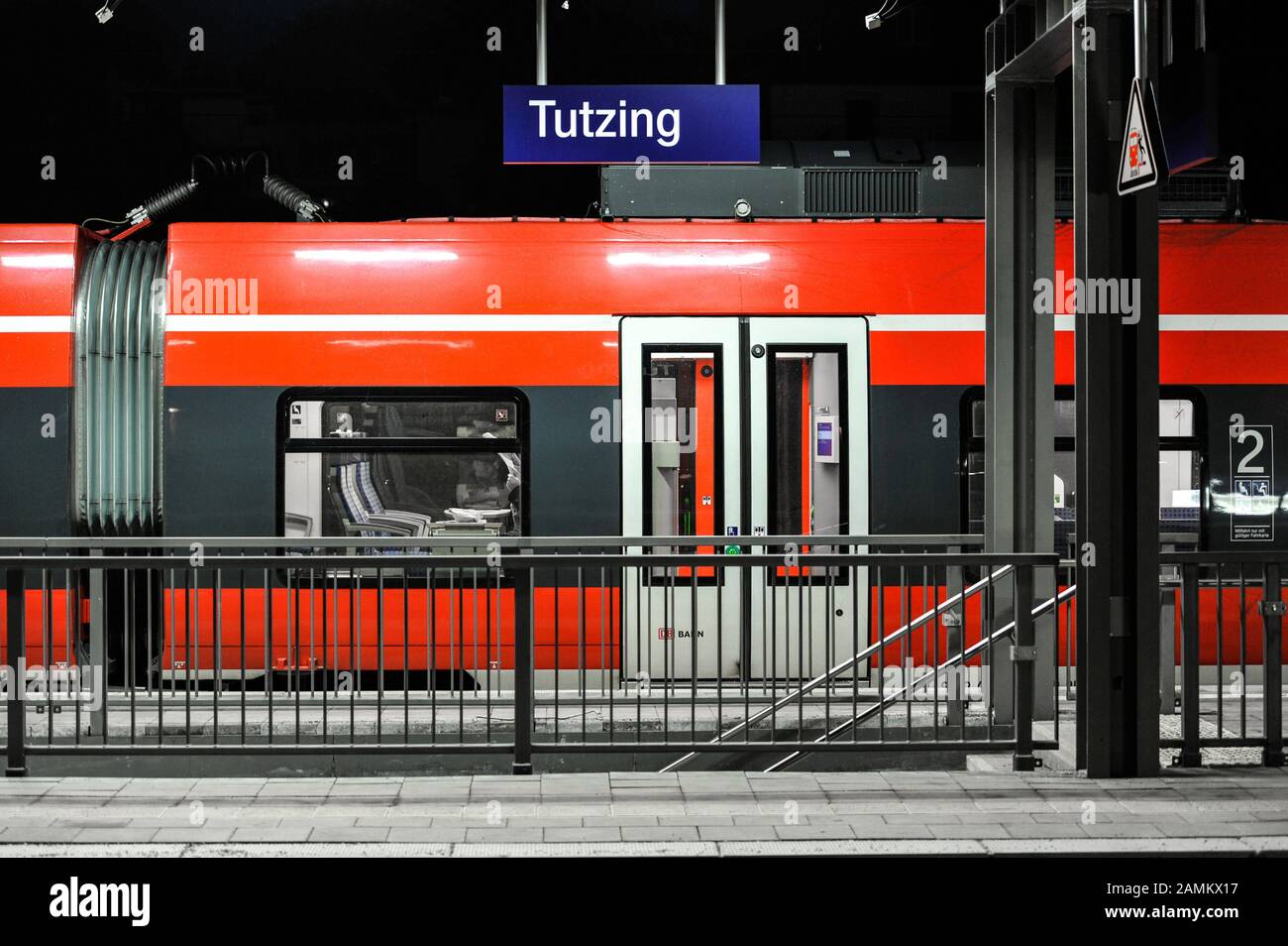 Treno vuoto alla stazione di Tutzing. In primo piano si scende al sottopassaggio. [traduzione automatizzata] Foto Stock