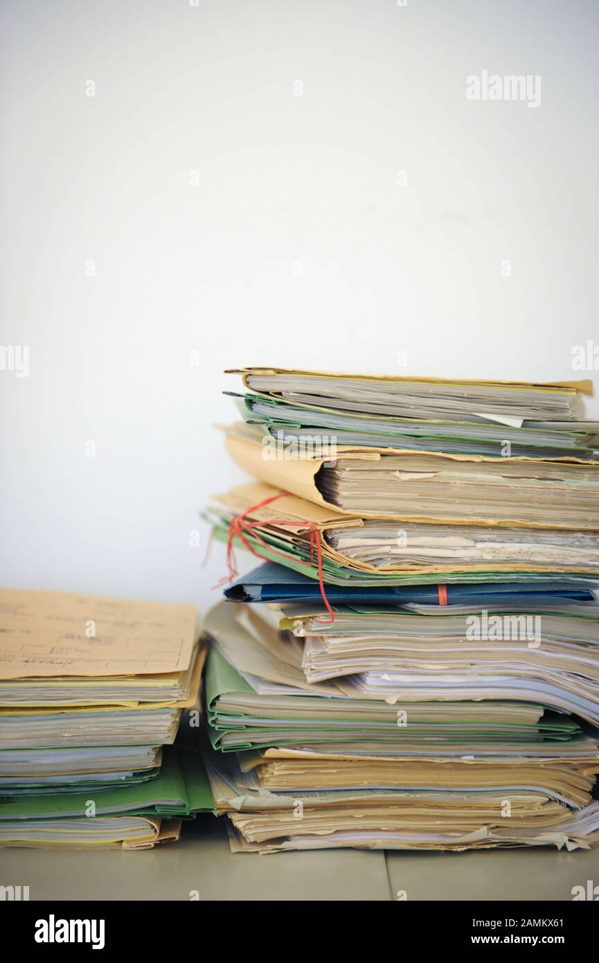 Pila di file in un ufficio dell'assistenza ai rifugiati nell'Ufficio Per L'Alloggio e la migrazione a Franziskanerstraße 8. [traduzione automatizzata] Foto Stock