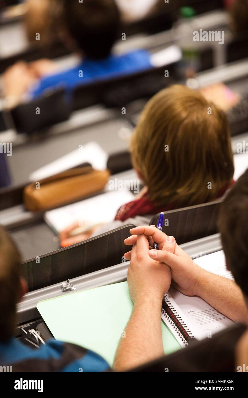 Studenti di primo anno in Economia (VWL) alla conferenza 'Microeconomics i' nella Grande Sala di fisica nella costruzione principale della Ludwig-Maximilians-University (LMU) a Geschwister-Scholl-Platz 1. [traduzione automatizzata] Foto Stock