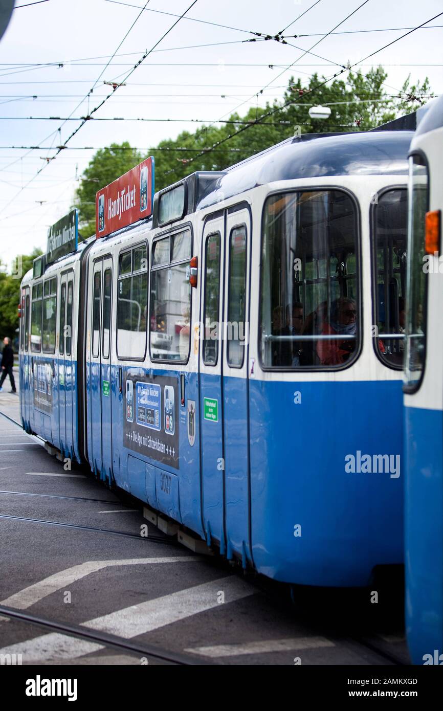 Un vecchio modello di tram a Leonrodplatz a Monaco di Baviera, 2014 [traduzione automatizzata] Foto Stock