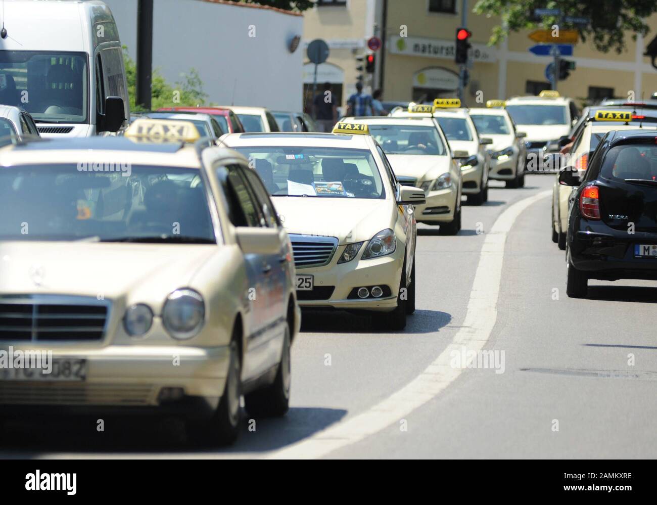 Per il giorno d'azione in taxi a livello europeo, i tassisti di Monaco dimostrano con un convoglio da Harras a Marienplatz contro la concorrenza indesiderata della piattaforma online californiana Uber. Il più forte è stato il suo concerto di onore di fronte al Kreisverwaltungsfreferat. [traduzione automatizzata] Foto Stock