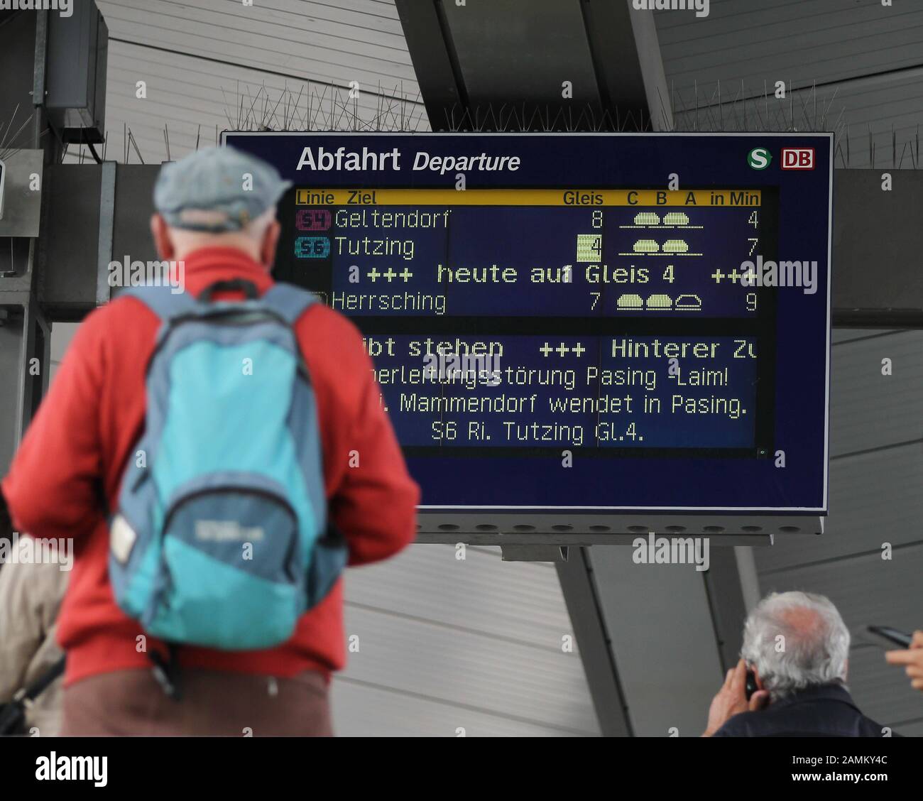 Disturbi alla S-Bahn di Monaco a causa di danni alla linea aerea tra le stazioni di Laim e Pasing. Nella foto passeggeri bloccati alla stazione di Pasing. [traduzione automatizzata] Foto Stock