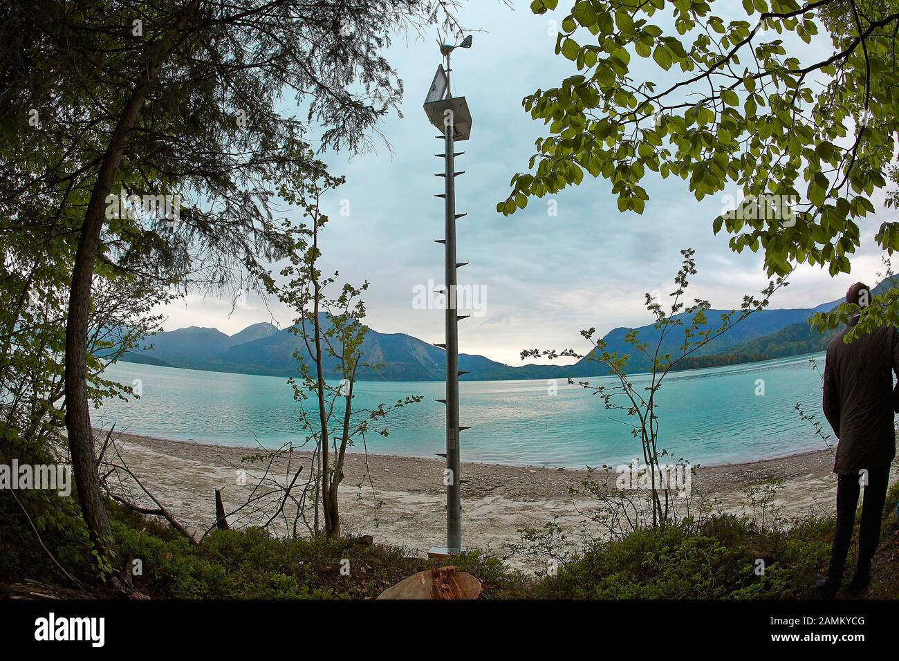 Il sistema di segnalazione delle tempeste sulla sponda meridionale del lago Walchensee invia segnali di fulmine tramite LED quando si sta avvicinando una tempesta. [traduzione automatizzata] Foto Stock