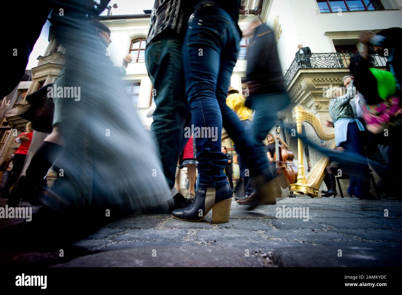 La danza si unisce al Tango-Flashmob con la band musicale "quadro Nuevo" di fronte al Hofbräuhaus al Platzl. [traduzione automatizzata] Foto Stock