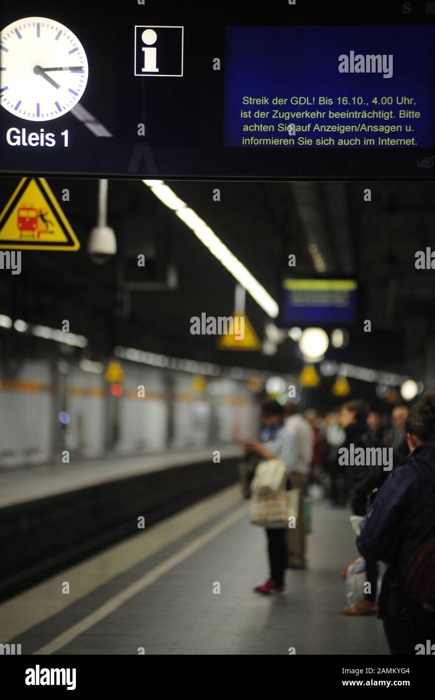Uno sciopero dei macchinisti Union GDL ha paralizzato in larga misura la S-Bahn e i treni a lunga distanza di Monaco. Nella foto una bacheca informa i passeggeri nella stazione della metropolitana Marienplatz. [traduzione automatizzata] Foto Stock