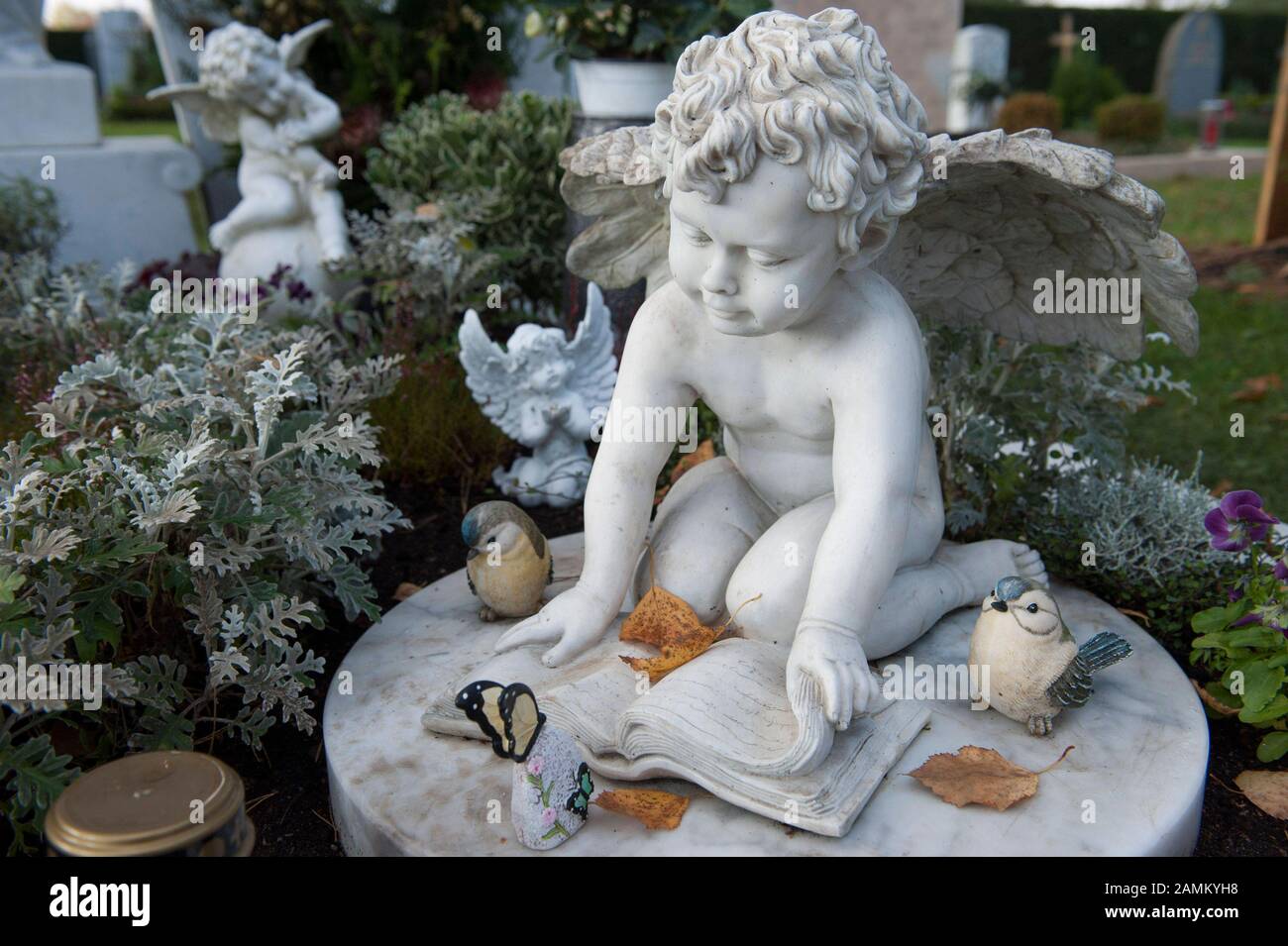 Decorazione grave su una tomba nel nuovo cimitero nel quartiere di Monaco di Riem. [traduzione automatizzata] Foto Stock