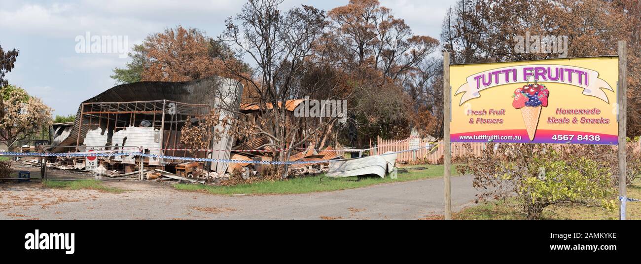 Il Gospers Mountain Mega-Fire ha bruciato attraverso oltre 500.000 ettari di cespuglio, fattorie e case di persone. Nel sobborgo di Bilpin il fuoco saltò la Bells Line of Road a fine dicembre e bruciò case, frutteti di mele e negozi che rendono la zona famosa. A partire dal 14 gennaio 2020 l'incendio è ancora in fiamme, ma è classificato come "Contenuto" e tutte le strade colpite sono ora aperte al traffico. Foto Di Credito Stephen Dwyer Alamy News Foto Stock