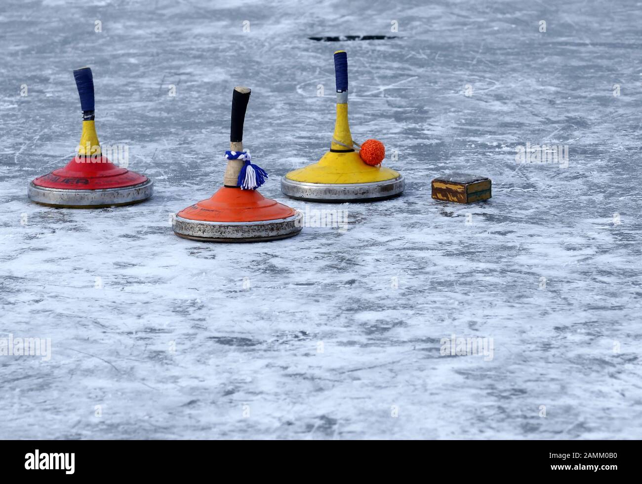 Sportivi ricreativi al curling sul lago Olching, nella foto tre bastoni e la nave. [traduzione automatizzata] Foto Stock