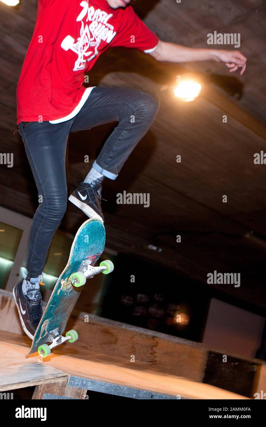 Impianto di skater temporaneo e improvvisato presso il Maximiliansforum come parte del progetto d'arte 'Nomadic Sculture'. La "scultura itinerante" fa parte del progetto artistico europeo "What's the Deal", in cui l'arte di strada è legata all'idea di una produzione sostenibile. [traduzione automatizzata] Foto Stock