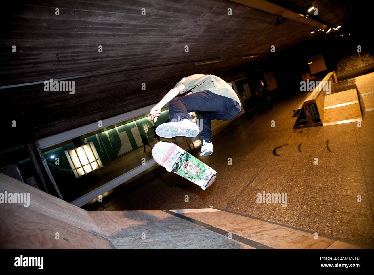 Impianto di skater temporaneo e improvvisato presso il Maximiliansforum come parte del progetto d'arte 'Nomadic Sculture'. La "scultura itinerante" fa parte del progetto artistico europeo "What's the Deal", in cui l'arte di strada è legata all'idea di una produzione sostenibile. [traduzione automatizzata] Foto Stock