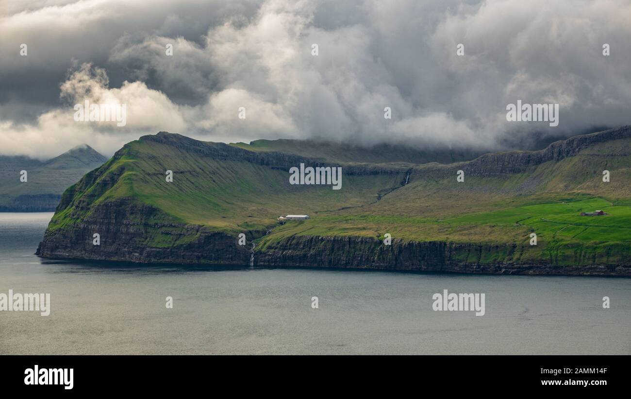 Tipico litorale delle isole Faroe con il tempo tempestoso Foto Stock