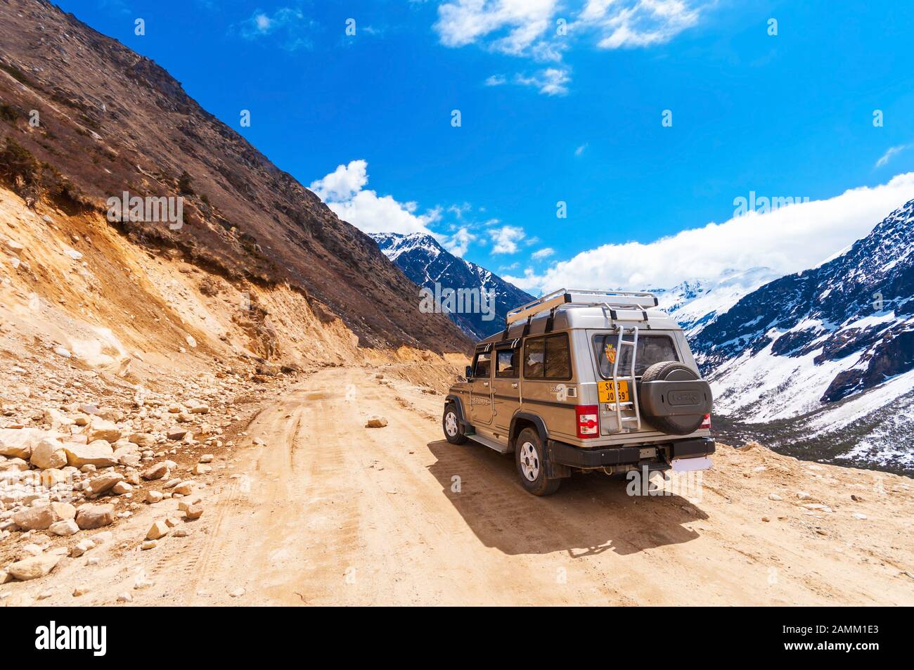 Il Sikkim, India - 17 aprile: Turistico jeep a valle Chopta. Esso si trova a 4000 metri sopra il livello del mare e offre una splendida vista delle vette himalayane un Foto Stock